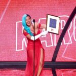 KAROL G Instagram - Ayer fue el que ha sido para mi tal vez uno de los días más especiales del año… Billboard Me hizo un increíble honor cómo “Rule Breaker” en una noche donde celebran el talento y el trabajo de la mujer en la industria de la música. Vi esa gala durante años soñando estar allí, visualizándome convencida de que trabajando duro podía llegar y puedo decir que fue más especial de lo que incluso pensé que podría ser❤️‍🔥 Además de tener la increíble oportunidad de cantar delante de mujeres que tanto admiro y respeto. Hoy me desperté sin poder creerlo todavía pero ahí está una vez más … lo lindo de la vida y los sueños QUE SI SE CUMPLEN y aún no caigo de cómo y después de tantos año pero SI PASA ♥️♥️♥️ Gracias a todos los que estuvieron ahí presentes , Gracias @billboard por semejante noche ✨✨✨ Pdta: Mi expresión en último video expresa todo lo que quise decir en este mensaje 🥺🥺🥺