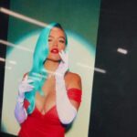 KAROL G Instagram - Ayer fue el que ha sido para mi tal vez uno de los días más especiales del año… Billboard Me hizo un increíble honor cómo “Rule Breaker” en una noche donde celebran el talento y el trabajo de la mujer en la industria de la música. Vi esa gala durante años soñando estar allí, visualizándome convencida de que trabajando duro podía llegar y puedo decir que fue más especial de lo que incluso pensé que podría ser❤️‍🔥 Además de tener la increíble oportunidad de cantar delante de mujeres que tanto admiro y respeto. Hoy me desperté sin poder creerlo todavía pero ahí está una vez más … lo lindo de la vida y los sueños QUE SI SE CUMPLEN y aún no caigo de cómo y después de tantos año pero SI PASA ♥️♥️♥️ Gracias a todos los que estuvieron ahí presentes , Gracias @billboard por semejante noche ✨✨✨ Pdta: Mi expresión en último video expresa todo lo que quise decir en este mensaje 🥺🥺🥺