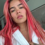 KAROL G Instagram - No se ni por donde empezar este mensaje … Hoy se hizo pública mi portada de la revista GQ, una portada con una imagen que NO me representa. Mi cara no se ve así , mi cuerpo no se ve así y yo me siento muy feliz y cómoda con cómo me veo natural. Agradezco la revista oportunidad porque fui muy feliz cuando confirmaron que estaría ahí, pero a pesar de dejar clara mi inconformidad con la cantidad de ediciones que le hicieron a la foto, no hicieron nada al respecto, como si para verme bien necesitara de todos esos cambios. Entiendo las repercusiones que puede tener esto, pero más allá de sentir que es una falta de respeto a mi , es a las mujeres que todos los días nos despertamos buscando sentirnos cómodas con nosotras mismas a pesar de los estereotipos de la sociedad.