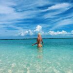 KAROL G Instagram - Que chimba la vida! 🥺☀️🌴🌅🦋⛵️🧃🍄🪸🔋🧜🏽‍♀️🦞🪴🐠🦀🌸🍃⛱️🐚🔋