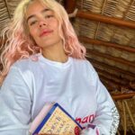 KAROL G Instagram - Que chimba la vida! 🥺☀️🌴🌅🦋⛵️🧃🍄🪸🔋🧜🏽‍♀️🦞🪴🐠🦀🌸🍃⛱️🐚🔋