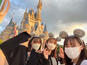 Kaho Mizutani Instagram - いつかの思い出🎠
はるかれんと行ってきました♡
キラキラのカチューシャ、
若者っぽいよねっ！！って盛り上がって
お揃いに🐭
もうこの会話が若者じゃない👵🏻
相変わらず、マイペースな
まとまりがあるんだかないんだか分からない3人で
最高でした🤍