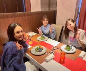 Kaho Mizutani Instagram - ご飯行った時の🍽
いつ会っても話が尽きません🫶🏻
今夜9時からは、ニッポン放送 「KEN RADIO」で
3人でトークしています☺︎
いつもの雰囲気そのままに、楽しかったです。
ぜひー！