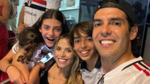 Kaká Instagram - Porque @saopaulofc é sentimento , que jamais acabará!! 

Eu te amo tricolor ❤️🤍🖤 

Te amo futebol ⚽️