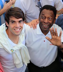 Kaká Instagram - Em toda minha vida eu sempre tive o orgulho e a honra de receber muito carinho e respeito em todos os lugares que estive, principalmente do povo brasileiro. Durante a Copa do Mundo, uma declaração minha foi feita dentro de um contexto, mas infelizmente se espalhou como uma crítica a todo o povo. Nunca foi essa a minha intenção. Nem poderia ser, principalmente pelo fato do povo brasileiro ter sempre me tratado com muito amor. Eu me referia apenas às pessoas que, naquele momento, torciam contra um ídolo da Seleção. Errei na forma deselegante que citei um amigo, mas já me desculpei, seguimos juntos em frente. Essa declaração novamente foi lembrada agora por ocasião do falecimento e velório do nosso querido Rei Pelé, pessoa que tenho uma admiração enorme, e que recebi de suas mãos o maior prêmio individual da minha carreira. Naquela noite, disse que só mesmo ele poderia tornar aquele momento ainda melhor. Como brasileiro e amante do futebol, meu respeito e admiração permanecerão e sinto demais não ter ido para Santos. Tive a oportunidade de homenagear o Rei em vida algumas vezes, entre elas, uma conversa apenas entre nós, promovida gentilmente por seu filho. Foi mais um momento especial, entre outros, que guardarei em meu coração. Durante a Copa do Mundo, propus ao presidente da FIFA a atribuição do nome Pelé a um dos prêmios concedidos pela FIFA na sua gala anual e torço para que assim aconteça. Minha solidariedade e respeito a sua família são eternos, assim como a sua história, as homenagens e reconhecimento são feitos de diversas formas. O dever continua, e continuarei trabalhando pelo desenvolvimento do futebol brasileiro, apoiando as próximas gerações, afinal, além do reconhecimento, o legado do rei passa pela continuidade. Por fim, gostaria de ressaltar meu amor pelo Brasil, pelo povo brasileiro e agradecer todo o enorme carinho que sempre recebi de todos vocês. Muito obrigado. Kaká Crédito da foto: Simon Stacpoole/Offside/Presse Sports