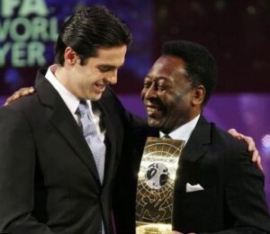 Kaká Instagram - Obrigado, Rei @pele 

Boa parte da história desse esporte que tanto amo foi escrita por você. Obrigado por levar o nome do Brasil aos quatro cantos do mundo. Você encantou, emocionou, tocou corações, lugar onde te levaremos pra sempre ❤️

Meus sentimentos a toda a família 🙏🏼

Pra sempre Rei Pele 👑

——

Thank you, King @pele 

A great part of the history of this sport that I love so much was written by you. Thank you for taking Brazil’s name to the four corners of the world. You fascinated, moved, and touched our hearts, where you will forever be ❤️

My condolences to the family 🙏🏼

Forever King Pelé 👑