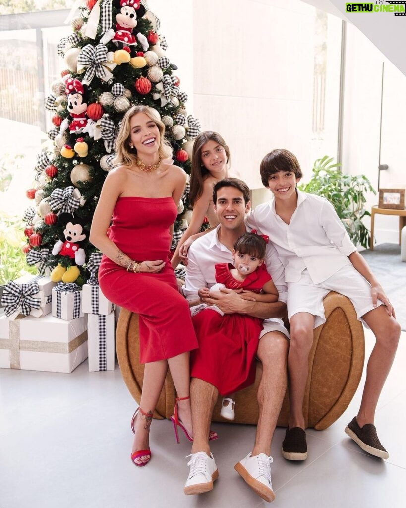 Kaká Instagram - “Pois dELE (Jesus), por ELE e para ELE são todas as coisas. A ELE seja sempre a Glória para sempre! Amem.” Feliz Natal ⭐️ 📷 @funkidsfotografia