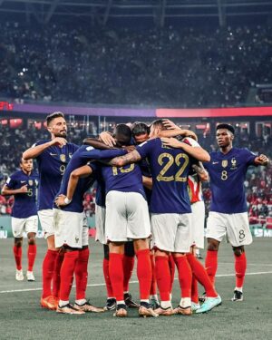 Kaká Instagram - Football for me has always been about love and joy. Love of our beautiful game, and the pure joy of belonging to something that’s greater than me because it can only be the size of all the people it brings together. This thrilling final match has been the best possible finale for this amazing dream the whole world dreamt united for the last month. 

Thank you @fifawordcup, and congratulations to @leomessi, @afaseleccion, @k.mbappe, and @equipedefrance for one of the greatest matches ever played. Thank you, Qatar, for an unforgettable experience! And, especially, thank you to all the fans for the unrelenting passion and energy we felt throughout the last 30 days. 

I’ve also had a journey of my own, playing a new, challenging role meeting old (and new) friends and football legends to discuss my favorite subject. I hope you guys enjoyed it as much as I did! 

I’m blessed to have shared this experience with my son Luca and my brother and ever-present friend @di6ao , thank you for your love and support. 

To my beloved Seleção Brasileira, the road to 2026 has already started and I’m already excited to see what comes next… Let’s go! 

#FootballUnitesTheWorld #FIFAWorldCup
.
.
.

O futebol para mim sempre foi sobre amor e alegria. Amor por esse lindo esporte, e a alegria de pertencer a algo que é maior do que eu porque só pode ser do tamanho de todas as pessoas que reúne. A decisão emocionante desta Copa foi o melhor final possível para este sonho incrível que o mundo inteiro sonhou unido no último mês.

Obrigado @fifawordCup e parabéns a @leomessi, @afaseleccion, @k.mbappe e @equipedefrance por uma das melhores partidas já disputadas. Obrigado, Catar, por uma experiência inesquecível! E, especialmente, obrigado a todos os fãs pela paixão e energia implacáveis ​​que sentimos ao longo dos últimos 30 dias.

Também fiz minha própria jornada, desempenhando um papel novo e desafiador, encontrando velhos (e novos) amigos e lendas do futebol para falar do meu assunto favorito. Espero que tenham gostado tanto quanto eu!