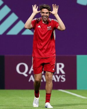 Kaká Instagram - Football for me has always been about love and joy. Love of our beautiful game, and the pure joy of belonging to something that’s greater than me because it can only be the size of all the people it brings together. This thrilling final match has been the best possible finale for this amazing dream the whole world dreamt united for the last month. 

Thank you @fifawordcup, and congratulations to @leomessi, @afaseleccion, @k.mbappe, and @equipedefrance for one of the greatest matches ever played. Thank you, Qatar, for an unforgettable experience! And, especially, thank you to all the fans for the unrelenting passion and energy we felt throughout the last 30 days. 

I’ve also had a journey of my own, playing a new, challenging role meeting old (and new) friends and football legends to discuss my favorite subject. I hope you guys enjoyed it as much as I did! 

I’m blessed to have shared this experience with my son Luca and my brother and ever-present friend @di6ao , thank you for your love and support. 

To my beloved Seleção Brasileira, the road to 2026 has already started and I’m already excited to see what comes next… Let’s go! 

#FootballUnitesTheWorld #FIFAWorldCup
.
.
.

O futebol para mim sempre foi sobre amor e alegria. Amor por esse lindo esporte, e a alegria de pertencer a algo que é maior do que eu porque só pode ser do tamanho de todas as pessoas que reúne. A decisão emocionante desta Copa foi o melhor final possível para este sonho incrível que o mundo inteiro sonhou unido no último mês.

Obrigado @fifawordCup e parabéns a @leomessi, @afaseleccion, @k.mbappe e @equipedefrance por uma das melhores partidas já disputadas. Obrigado, Catar, por uma experiência inesquecível! E, especialmente, obrigado a todos os fãs pela paixão e energia implacáveis ​​que sentimos ao longo dos últimos 30 dias.

Também fiz minha própria jornada, desempenhando um papel novo e desafiador, encontrando velhos (e novos) amigos e lendas do futebol para falar do meu assunto favorito. Espero que tenham gostado tanto quanto eu!