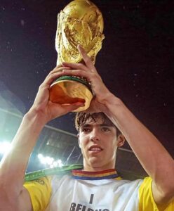 Kaká Instagram - É penta! Um dos dias mais especiais em minha vida que completa hoje, 21 anos. 🇧🇷⭐️⭐️⭐️⭐️⭐️