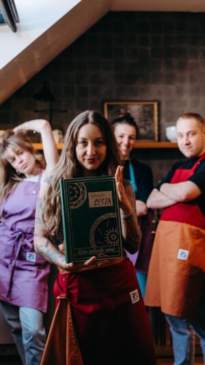 Kamila Rundusová Instagram - Rostlinný houbový guláš s jáhlovými knedlíky z Nejbarevnější CESTY v podání tvého oblíbeného sourozeneckého DUA Adama a Kamu. 👩🏻‍🍳👨🏼‍🍳

@souzen.cz zástěrky můžete koupit za ZVÝHODNĚNOU vánoční cenu na e-shopu www.SOUZEN.cz 🎁👘

Knihu ve videu i další zakoupíte na www.CHEFKAMU.cz 📗💚

Na gulášek 🍲
•500 g hlívy ústřičné / či jiných hub
•4 středně velké batáty (nebo brambory)
•4 středně velké bílé cibule
•1 svazek petrželky
•4 lžíce rajčatového protlaku
•1 lžíce najemno nasekaného česneku
•5 hrnků zeleninového vývaru či vody
•půl lžice sušené mleté papriky
•půl lžíce sladké mleté papriky
•1 lžíce sušené majoránky
•4 bobkové listy
•5 kuliček nového kořeni
•půl lžíce drceného kmínu
•4 lžíce rostlinného oleje
•sul a pept de chuti

Na jáhlové knedlíky 🥟
•1 hrnek bílé rýže (doporučuji na risotto)
•1 hrnek jáhel
•4 hrnky vody
•1 lžíce rýžového škrobu
•1 lžička soli

Děkujeme moc @teryna.cz za pomoc prostor
📸 @pietra_fotografka 
🎥 @dorota_dostalova 

A za houby moc děkujeme @true_shiitake a @uz.rostou 🍄

#recipe #food #czech #twins