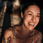 Kamila Rundusová Instagram - Začalo to divočinou a tou to taky zůstane, jen já jsem už jinou ženou, která se dnes miluje. Žíju v napojení na sebe, na tebe i přírodu, dar života respektuju a užívám si svobodu. Tu svobodu, kterou máme, když vědomě žít začneme. Když zjistíme, že my jsme pány a že všechno změnit můžeme. Už nechci ubližovat ani sobě, ani svému okolí, natož tobě, lásko moje, ať nikoho nic nebolí… Já chci dělat sobě a druhým dobře, chci prostředí své kultivovat. Hádky, lži a černé bouře, nebudu již potřebovat. Odkládám je do hlubin temných, semínka lásky zasévám, nořím se do pocitů jemných, a vděčností je zalévám. Furt mám svoje neřesti, a ty si ráda ponechám, chci žít přece v balancu… tak proč pořád někam pospíchám? Proč se pořád bičuji, kontroluji, či dokonce naříkám? Napadá mě, že život už je takový. Že i když ušli jsme kus velké cesty, nikdy nebudeme hotoví. Dokonalosti dosáhnout se stejně nedá, a to snad ani nechceme. Na to je krátká i ta věda… myslím, že všichni se hledáme… Však máme pro to vysvětlení, tolik let prožili jsme v odpojení, vnějším světem zaslepení a materialismem polapení, že žít v souladu a harmonii, jednoduché pro nás není. Chce to čas, důvěru a trpělivost, také hodně lásky a velmi bujnou představivost. Když vizí svých se držíme a dáme stranou pochyby, vše pozitivněji hned vidíme a múza životní nás políbí. Když nad hlavou máme střechu, není třeba temnoty, važme si víc svého dechu a měňme své hodnoty. Radujme se z maličkostí, o ničem jiném to beztak není, proto nehrabme se v minulosti a raději dejme přednost snění. Sajme doušky přítomnosti, míň přitakávejme společnosti a otevřeme mysl skutečnosti… že na světě je tuze krásně, když můžeme skládat básně a svoje sny si plniti… Pro @robiczech a vás všechny🤍 Fotky od @misha.photo
