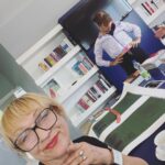 Kamila Rundusová Instagram - (EN👇) Je to přes týden, co jsem se vrátila z Evropy do džungle do víru naší restaurace @___mycelium___ a teprve dneska, když jsem sama doma, to všechno vstřebávám! Byla jsem tam, dokončila knihu, najednou jsem z ničeho nic zase tady, nahecovaná z hotovýho projektu, zkouším nová jídla, organizuju novej bejvák, klasicky jedu🚀 Robi odjel na pár dní na výlet, dostal lednici plnou svačinek, dnes máme zavřeno a já se konečně zastavila. Probírám se fotkama a videama z mýho výletu do Evropy a přijde mi to jako sen. Jak rychle se to událo, že už je ta bichle (konečně!) hotová, ale hlavně, jak boží lidi kolem sebe mám. Dny strávený po kavárnách s kompem jsem prokládala pohybem a bytím s nejlepšíma lidma, bez jediný párty, s čistou hlavou a díky tomu jsem to tak krásně zvládla. Jsem vděčná za všechno. Hlavně jak úžasnou mám rodinu, která mě podporovala během dopisování až do tiskárny. Děkuju vám za to, za to že jste🥹❤️ A brzo zase naviděnou! Love you so much!!!! @romanarundy @arundus_ @helenberankova @dorota_dostalova @miladkakub @adelabellini @mondourek @tasteofkate @zuzza_ @by_philipfranko @michaelafranko_ @anna_stembik @ka_roll_ina and more… ENGLISH: It's been over a week since I returned from Europe to the jungle, to our restaurant @mycelium and only today, when I'm alone at home, I'm absorbing it all! I was there, I finished the book, suddenly I'm back here again, excited about the finished project, I'm trying new dishes, organizing my new house, I'm unstopabble🚀 Robi went on a trip for a few days, I made him a fridge full of snacks, the restaurant is closed today and I’ve finally slowed down. I'm going through the photos and videos from my trip to Europe and it feels like a dream. First of all, how quickly it happened that the book is (finally!) done, but most importantly, how amazing people I have around me. All those days which I spent in cafés with my laptop, I exercised, I surfed, I did not party, O had a sober mind and that’s why I managed it all so great. But mainly I am grateful for my wonderful family who supported me through everything. Thank you for being the greatest support🥹❤️ See you all again soon! I love you all!
