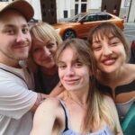 Kamila Rundusová Instagram - (EN👇) Je to přes týden, co jsem se vrátila z Evropy do džungle do víru naší restaurace @___mycelium___ a teprve dneska, když jsem sama doma, to všechno vstřebávám! Byla jsem tam, dokončila knihu, najednou jsem z ničeho nic zase tady, nahecovaná z hotovýho projektu, zkouším nová jídla, organizuju novej bejvák, klasicky jedu🚀 Robi odjel na pár dní na výlet, dostal lednici plnou svačinek, dnes máme zavřeno a já se konečně zastavila. Probírám se fotkama a videama z mýho výletu do Evropy a přijde mi to jako sen. Jak rychle se to událo, že už je ta bichle (konečně!) hotová, ale hlavně, jak boží lidi kolem sebe mám. Dny strávený po kavárnách s kompem jsem prokládala pohybem a bytím s nejlepšíma lidma, bez jediný párty, s čistou hlavou a díky tomu jsem to tak krásně zvládla. Jsem vděčná za všechno. Hlavně jak úžasnou mám rodinu, která mě podporovala během dopisování až do tiskárny. Děkuju vám za to, za to že jste🥹❤️ A brzo zase naviděnou! Love you so much!!!! @romanarundy @arundus_ @helenberankova @dorota_dostalova @miladkakub @adelabellini @mondourek @tasteofkate @zuzza_ @by_philipfranko @michaelafranko_ @anna_stembik @ka_roll_ina and more… ENGLISH: It's been over a week since I returned from Europe to the jungle, to our restaurant @mycelium and only today, when I'm alone at home, I'm absorbing it all! I was there, I finished the book, suddenly I'm back here again, excited about the finished project, I'm trying new dishes, organizing my new house, I'm unstopabble🚀 Robi went on a trip for a few days, I made him a fridge full of snacks, the restaurant is closed today and I’ve finally slowed down. I'm going through the photos and videos from my trip to Europe and it feels like a dream. First of all, how quickly it happened that the book is (finally!) done, but most importantly, how amazing people I have around me. All those days which I spent in cafés with my laptop, I exercised, I surfed, I did not party, O had a sober mind and that’s why I managed it all so great. But mainly I am grateful for my wonderful family who supported me through everything. Thank you for being the greatest support🥹❤️ See you all again soon! I love you all!