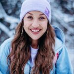 Kamila Rundusová Instagram - Dobré ráno❄️ Sedím u “gejtu” v Zurichu na letišti, z okna pozoruju, jak se rozednívá a loučím se s bílou zimou. Prožila jsem neskutečný tři měsíce. Teď se to zdá jako sen. Cestu do Asie jsem si vysnila. Chtěla jsem po tom, co jsme zakořenili na Kostarice, zase roztáhnout křídla a po letech se tam vrátit. Být sama, nasávat inspiraci, učit se - o sobě, jídle a asijských kulturách, který mi jsou tak blízký. Taky jsem si přála vidět po letech sníh. Prožila jsem to všechno. Radost i stesk. A ten zejména poslední dny. Za malou chvíli jsem ale u svého muže v náručí. Pomuchluju zvířátka, maminku, holky v kuchyni. Začíná zas úplně nová etuda a mě už svrběj ruce, jak moc se těším, až to spolu rozjedem v kuchyni, změníme meníčko a začneme tvořit. Jsem prostě fakt moc vděčná, že žiju tak pestrý život. A za všechny lidi kolem sebe i za vás. Že si kupujete naše knížky, chodíte k nám do restaurace, že mi dáváte možnost tohle všechno žít. DĚKUJU🤍 Děkuju bráchovi @arundus_ a @dorota_dostalova , že jste mi poslední dny byli velkou oporou a že vůbec jste. Bylo to s váma boží. Všechno. Za krásné fotky děkuji @pietra_fotografka ! Jsi skvělá:)