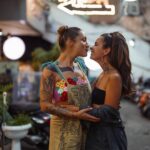 Kamila Rundusová Instagram - A je to🧚🏼‍♀️ Náš týdenní výlet do Vietnamu je fuč. Bylo to boží, osvěžující a život budící. Bylo to jako sen ale stalo se to✨ Dovolily jsme si, aby se to stalo. Dovolovaly jsme si hodně - dělat věci jinak než jsme zvyklé, hodně odpočinku, hodně lásky a vzájemného pochopení, hodně společné chůze a jídla, hodně dlouhých konverzací o všem možném i nemožném💝 Vesmír se poskládal (nebo jsme ho poskládaly my?) tak, že jsme spolu prožily překrásný a tvořivý týden v Asii, jenom my dvě a Vietnam👧🏽👧🏽🌎 Každý člověk z našeho blízkého kruhu vnáší určitou esenci do našeho pole a já tu Kamilky mám moc ráda. Je něžná, tvůrčí, emotivní a opravdová. Taky hravá a dobrodružná, plující jako obláčky. Objevuje život a zkoumá, co všechno nabízí. Je to taková moje lištička🦊 Odpočinula jsem si tolik, kolik jsem jen potřebovala. Načerpala jsem spoustu nové energie a inspirace na moji další cestu. Děkuju za nekonečnou otevřenost a barevnost🌈 Děkuju za sdílení příběhu a přítomného okamžiku. Cítím velikou vděčnost🥲🙏🏻 Včera se naše cesty rozdělily a každá jsme zase na jiné straně planety. Vzhůru do nekonečna a ještě dál. Kamilka zrovna doletěla do Prahy. A já? Já už na Bali tvořím jak jen dovedu. Ze srdce a z lásky se vracím sama k sobě, ladím se na to, kdo jsem a kam vede moje cesta. A pořád hledám… i když možná už nehledám ale objevuju. Objevuju, že každý den můžu být jiná. Jakákoliv🦋 Jsem zvědavá a natěšená na to, co všechno má pro nás život nachystané. Jedno vím ale jistě, bude to krásný💝Očekávám překvapivé a jsem otevřená všem procesům změny. ajlavjů @chefkamu a za fotku děkujeme @le_passionfruit se kterou jsme měly náhodné rande in the middle of Ho Chi Minh 😘 Ho Chi Minh City, Vietnam