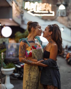 Kamila Rundusová Instagram - A je to🧚🏼‍♀️

Náš týdenní výlet do Vietnamu je fuč. Bylo to boží, osvěžující a život budící. Bylo to jako sen ale stalo se to✨

Dovolily jsme si, aby se to stalo. 

Dovolovaly jsme si hodně - dělat věci jinak než jsme zvyklé, hodně odpočinku, hodně lásky a vzájemného pochopení, hodně společné chůze a jídla, hodně dlouhých konverzací o všem možném i nemožném💝

Vesmír se poskládal (nebo jsme ho poskládaly my?) tak, že jsme spolu prožily překrásný  a tvořivý týden v Asii, jenom my dvě a Vietnam👧🏽👧🏽🌎

Každý člověk z našeho blízkého kruhu vnáší určitou esenci do našeho pole a já tu Kamilky mám moc ráda. Je něžná, tvůrčí, emotivní a opravdová. Taky hravá a dobrodružná, plující jako obláčky. Objevuje život a zkoumá, co všechno nabízí. 
Je to taková moje lištička🦊

Odpočinula jsem si tolik, kolik jsem jen potřebovala. Načerpala jsem spoustu nové energie  a inspirace na moji další cestu. 

Děkuju za nekonečnou otevřenost a barevnost🌈
Děkuju za sdílení příběhu a přítomného okamžiku. Cítím velikou vděčnost🥲🙏🏻

Včera se naše cesty rozdělily a každá jsme zase na jiné straně planety. Vzhůru do nekonečna a ještě dál. Kamilka zrovna doletěla do Prahy.

A já? Já už na Bali tvořím jak jen dovedu. Ze srdce a z lásky se vracím sama k sobě, ladím se na to, kdo jsem a kam vede moje cesta. A pořád hledám… i když možná už nehledám ale objevuju. Objevuju, že každý den můžu být jiná. Jakákoliv🦋

Jsem zvědavá a natěšená na to, co všechno má pro nás život nachystané. Jedno vím ale jistě, bude to krásný💝Očekávám překvapivé a jsem otevřená všem procesům změny. 

ajlavjů @chefkamu 

a za fotku děkujeme @le_passionfruit se kterou jsme měly náhodné rande in the middle of Ho Chi Minh 😘