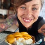 Kamila Rundusová Instagram - (EN👇) 11 dní odříznutá od vnějšího světa, od telefonu, od veškerýho dění, s budhistickými mnichy, v přítomnosti, v tichosti, beze slova. Jsem zpátky a zatím teda neumím úplně popsat, jak se cítím. Ale až to zpracuju, ráda posdílím. Když jsem se dneska rozhodla promluvit, nevěděla jsem, čím to ticho rozseknu. Chtělo to něco hodně jednoduchýho a sladkýho. A tak jsem si objednala svojí poslední “mango sticky rice” tohoto thajského výletu. 6 týdnů v téhle krásné zemi je za mnou a já vyrážím na letiště na další štaci. Teď teda ještě do sekáče koupit nějakou bundu, protože tam takový teplo nebude. Luv ya all! ENGLISH: I was cut off from the outside world for 11 days, from the phone, in silence, without a word, with Budhist monks. I’m back and I can’t quite describe how I feel yet. When I decided to speak again today, I didn’t know what I was going to say, how to start. It wanted something very simple and sweet. And so I ordered my last “mango sticky rice” of this Thai trip. 6 weeks in this beautiful country are over and I’m off to the airport for another mission. Now I just have to go to the thrift store to buy a jacket because it won’t be so warm there. Luv ya all.