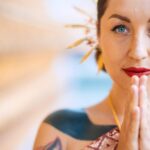 Kamila Rundusová Instagram - (EN👇) Za pár dní nastupuju do budhistického kláštera na svojí první vipassanu. Meditační pobyt v tichosti v horách, kde odevzdám mobil, oblečení a všechny svoje věci, které ve svém životě považuju za nezbytné, abych zjistila, že tak úplně nezbytné nejsou. Jediné, co mi zůstane jsou hodinky s budíkem, baterka a bílý mundrúr. Vstáváni ve 4:30 ráno na první meditaci, práce na zahradě a také s dětmi. Na místě je totiž i přes 40 sirotků, kteří se učí budhismu a klášteř je připravuje na budoucí život. Jídlo je tam jednoduché připravené ze surovin tam vypěstovaných. Zeptala jsem se, zda bych mohla pomáhat i v kuchyni, protože mě zajímá jak mniši a mnišky přistupují k surovinám a vaření na spirituální úrovni. Řekli mi, že to běžné není a že mě nejdřív chtějí potkat a pak uvidíme. Měla jsem hodně vizí, jak vařím s mnichy, tak mi, prosím, držte palce. Po všech mých zkušenostech s ayahuascou jsem dlouho toužila po takové zkušenosti, kde budu v čistotě, jen se sebou, meditovat dlouhé hodiny většinu dne a budu mít prostor na integraci všeho, co jsem doposud objevila. Od 1.11. do 11.11. budu 11 dní offline. A pak se budu těšit, až vám to budu všechno vyprávět🤍 ENGLISH: In just few days I will enter a Buddhist monastery for my first vipassana - a meditation stay in silence in the mountains, where I hand over my phone, clothes and all my things that I consider necessary in my life, to find out that they are not so necessary. All I will have is an alarm clock, flashlight and a white uniform. Getting up at 4:30 in the morning for the first meditation, working in the garden and with children. There is also an orphanage in with 40 children who learn Buddhism and the monastery prepares them for the future life. The food there is simple and prepared from ingredients grown there. I asked if I could also help in the kitchen, because I am interested in how monks approach ingredients and cooking on a spiritual level. They told me that it is not common and that they want to meet me first and we will see. I had many visions of me cooking with the monks, so keep your fingers crossed for me. 👇Continuing in comments👇
