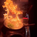 Kamila Rundusová Instagram - (EN👇Moje první stáž v Bangkoku v restauraci @aksornbkk byla super. Restaurace, která léta obhajuje michelinku mi ukázala, že i místa, která nejsou nijak naškrobená, kde panuje pohoda, tradiční, vynikající recepty a styl podávání jídel (prostě žádná navoněná bída), patří mezi špičku. V téhle kuchyni není ani mixér, vše pěkně po staru v hmoždíři a ve woku. Šekuchaře (a ikonu) @chefdavidthompson jsem tam nepotkala, protože otvírá další restauraci, ale jeho tým byl byl boží a já jim tímto za příval nové inspirace moc děkuju. Taky, že jsem vám na personálku mohla udělat karibský fish tacos a že vám chutnaly😋 A toto sdílení je vlastně i odpovědí na mnoho komentářů i zpráv po příspěvku se stáží, kterou jsem opustila, protože se mi nelíbilo, jak to tam vedli. Dočetla jsem se totiž, jak gastronomie není co bývala… a jak je to všude, že to každý šidí a stojí to za prd… a taky že mám smůlu nebo že už se nepotřebuju už nic učit…😊 Měla jsem možnost nakouknout do mnoha kuchyní skvělých úplně obyčejných i fine-dining restaurací a viděla spoustu vášně, lásky pro věc a neustálou touhu po vývoji, učení se. Hledání a nacházení inspirace je pro každého kuchaře a umělce skvělým pohonem, jak se posouvat. A nakonec i to nahlédnutí do kuchyně, kde se nám to nezdá, je super, protože nám to může ukázat, že třeba děláme něco správně nebo že se podobným věcem chceme vyvarovat. Každý má svůj styl cesty za úspěchem jiný. Důležitý ale je, jakou cestu si vybereme my sami, že ano. ⬇️ENGLISH IN COMMENTS⬇️ Aksorn