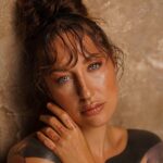 Kamila Rundusová Instagram - Jak krásná umí býti jemnost, proč dřív jsem ji tak neviděla? Cítila jsem v ní spíš slabost, a v tvrďačku se proměnila. Něha pro mě byla cizí, vůbec jsem ji neznala, ostrý lokte - síla ryzí, má drsná éra začala. Vodka, retka, punk i hádky, to bylo mým vyznáním. Šťastný konce byly jen pohádky, a já pro rodiče zklamáním. Nevím, proč jsem se tak chovala, nejspíš, že jinak jsem to neznala. Bála jsem se ztráty, opuštění, samoty, toho, že nikdo nebude mě potřebovat, ach, ty pocity temnoty…. Dnes si říkám, jak mohla jsem tak uvažovat? Tehdy odpověď jsem neznala, o životě věděla jsem houby, a nad vším jen dumala. Ráda jsem se neměla, a neznala své hodnoty, útěchu u mužů nacházela, a pak viděla v nich kokoty. Zase mě opustil, zas se to stalo! Klasicky si jen zašustil, přitom jako láska to vypadalo… Proč já se hned zamiluju? Proč já jim hned vařím, peru? Proč na lásku štěstí nemám? Otázky, které jsem si pokládala, a záviděla přitom jiným ženám… Přesto tajně jsem já věřila, že jednou se to všechno změní, různé scenérie vymýšlela, a čekala na znamení. Trvalo to dlouhá léta, už marný se to všechno zdálo, napadlo mě, že jsem snad prokletá, jenže…. pak se to odehrálo! Třesky, blesky⚡️ JÁ takhle žít nebudu! JÁ beru život za pačesy, JÁ přebírám kontrolu! Čekají mě teď procesy, JÁ dosáhnu vrcholu! Dlouhá léta utíkala, já na tlamu dostávala, propadala se a vstávala, přitom budoucnost si malovala. Až se jednou probudila, a vše v barvách uviděla… Vděčná jako andílek, přitom pořád čertíkem, barevná jak červánek, občas trochu básníkem. Sladká jako cukrářka, něžná jako pírko, jindy přísná kuchařka, hlavně, že v srdci světýlko… 🤍🤍🤍 Photos by one & only @adelabellini Make - up by @wasabimakeupfoto