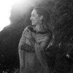 Kamila Rundusová Instagram - Přijde jen mě, že úplně všichni si teď něčím procházíme? Konec roku znamená přechod z něčeho starýho do novýho, a s tím se pojí chaos. I můj čas teď připomíná všechno, jen ne vánoční klid. Každý den je intenzivní, a já si pořád jen opakuju, že to koncem roku určitě skončí a novým rokem se všechno změní a zklidní. Ale zklidní? Koukám dopředu, je pro mě těžký být v přítomným okamžiku, nedokážu ho ani zdaleka prožívat tak jako před měsícem, kdy jsem byla jak na obláčku. Cítím se hektická. Nevím, co dřív. Lítám sem a tam a mám pocit, že nic nemá řád. Podvědomý stres se dere na povrch. Málo medituju, málo jsem v sobě. Ale to se přece přechodem do novýho roku změní. Pořád dokola stejná písnička… A jo, já vím moc dobře, že mám zpomalit. Ale teď zrovna prožívám tohle. Jsem víc ta kuchyň, než já sama. A to je v pořádku, prostě to tak je a já to přijímám, nebudu ale čekat na novej rok a udělám s tím něco hned. Už vím jaký to je, když to člověk nechá zajít daleko. Vnímám fyzický signály. Takže ponaučení z mýho dnešního blábolu? Nečekám na to, až se věci kolem mě jednou nějak samy změní (…”ono se to nějak..”), to já jsem tou změnou. A malý kroky k tomu můžu udělat hned. Třeba se teď tady zastavím u dělání hektolitru svařáku na zítřejší vybookovanou vánoční večeři v @___mycelium___ , nasadím si sluchátka, jdu si na deset minut sednout do ticha a přestanu předstírat, že tady zachraňuju lidský životy. “Kamilo, ty máš restauraci, ne kliniku, ty vole!” Protože pokud nejde o život, je to všechno pořád jenom zábava. Posílám vám objetí, lásku, všechno zvládejte a podporu hlavně vám všem, kteří jste si teď museli projít opravdovou tragédií. To všechno ostatní jsou pořád jenom úplný malichernosti. Od čvrtka tu hoří svíčka a já se jen modlím, ať tyhle lidský šílenosti pro jednou skončej. Miluju vás všechny do jednoho. PŘEJI VÁM POKLIDNÉ SVÁTKY🤍🎄 K. 👉 Za fotky děkuju mojí milované Adélce @adelabellini , která si do konce roku přeje mít 10tis. sledujících. Zaslouží si to. Tak jí to dopřejme. Děkuju!