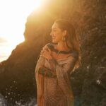 Kamila Rundusová Instagram - Přijde jen mě, že úplně všichni si teď něčím procházíme? Konec roku znamená přechod z něčeho starýho do novýho, a s tím se pojí chaos. I můj čas teď připomíná všechno, jen ne vánoční klid. Každý den je intenzivní, a já si pořád jen opakuju, že to koncem roku určitě skončí a novým rokem se všechno změní a zklidní. Ale zklidní? Koukám dopředu, je pro mě těžký být v přítomným okamžiku, nedokážu ho ani zdaleka prožívat tak jako před měsícem, kdy jsem byla jak na obláčku. Cítím se hektická. Nevím, co dřív. Lítám sem a tam a mám pocit, že nic nemá řád. Podvědomý stres se dere na povrch. Málo medituju, málo jsem v sobě. Ale to se přece přechodem do novýho roku změní. Pořád dokola stejná písnička… A jo, já vím moc dobře, že mám zpomalit. Ale teď zrovna prožívám tohle. Jsem víc ta kuchyň, než já sama. A to je v pořádku, prostě to tak je a já to přijímám, nebudu ale čekat na novej rok a udělám s tím něco hned. Už vím jaký to je, když to člověk nechá zajít daleko. Vnímám fyzický signály. Takže ponaučení z mýho dnešního blábolu? Nečekám na to, až se věci kolem mě jednou nějak samy změní (…”ono se to nějak..”), to já jsem tou změnou. A malý kroky k tomu můžu udělat hned. Třeba se teď tady zastavím u dělání hektolitru svařáku na zítřejší vybookovanou vánoční večeři v @___mycelium___ , nasadím si sluchátka, jdu si na deset minut sednout do ticha a přestanu předstírat, že tady zachraňuju lidský životy. “Kamilo, ty máš restauraci, ne kliniku, ty vole!” Protože pokud nejde o život, je to všechno pořád jenom zábava. Posílám vám objetí, lásku, všechno zvládejte a podporu hlavně vám všem, kteří jste si teď museli projít opravdovou tragédií. To všechno ostatní jsou pořád jenom úplný malichernosti. Od čvrtka tu hoří svíčka a já se jen modlím, ať tyhle lidský šílenosti pro jednou skončej. Miluju vás všechny do jednoho. PŘEJI VÁM POKLIDNÉ SVÁTKY🤍🎄 K. 👉 Za fotky děkuju mojí milované Adélce @adelabellini , která si do konce roku přeje mít 10tis. sledujících. Zaslouží si to. Tak jí to dopřejme. Děkuju!