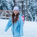 Kamila Rundusová Instagram - Dobré ráno❄️ Sedím u “gejtu” v Zurichu na letišti, z okna pozoruju, jak se rozednívá a loučím se s bílou zimou. Prožila jsem neskutečný tři měsíce. Teď se to zdá jako sen. Cestu do Asie jsem si vysnila. Chtěla jsem po tom, co jsme zakořenili na Kostarice, zase roztáhnout křídla a po letech se tam vrátit. Být sama, nasávat inspiraci, učit se - o sobě, jídle a asijských kulturách, který mi jsou tak blízký. Taky jsem si přála vidět po letech sníh. Prožila jsem to všechno. Radost i stesk. A ten zejména poslední dny. Za malou chvíli jsem ale u svého muže v náručí. Pomuchluju zvířátka, maminku, holky v kuchyni. Začíná zas úplně nová etuda a mě už svrběj ruce, jak moc se těším, až to spolu rozjedem v kuchyni, změníme meníčko a začneme tvořit. Jsem prostě fakt moc vděčná, že žiju tak pestrý život. A za všechny lidi kolem sebe i za vás. Že si kupujete naše knížky, chodíte k nám do restaurace, že mi dáváte možnost tohle všechno žít. DĚKUJU🤍 Děkuju bráchovi @arundus_ a @dorota_dostalova , že jste mi poslední dny byli velkou oporou a že vůbec jste. Bylo to s váma boží. Všechno. Za krásné fotky děkuji @pietra_fotografka ! Jsi skvělá:)