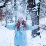 Kamila Rundusová Instagram - Dobré ráno❄️ Sedím u “gejtu” v Zurichu na letišti, z okna pozoruju, jak se rozednívá a loučím se s bílou zimou. Prožila jsem neskutečný tři měsíce. Teď se to zdá jako sen. Cestu do Asie jsem si vysnila. Chtěla jsem po tom, co jsme zakořenili na Kostarice, zase roztáhnout křídla a po letech se tam vrátit. Být sama, nasávat inspiraci, učit se - o sobě, jídle a asijských kulturách, který mi jsou tak blízký. Taky jsem si přála vidět po letech sníh. Prožila jsem to všechno. Radost i stesk. A ten zejména poslední dny. Za malou chvíli jsem ale u svého muže v náručí. Pomuchluju zvířátka, maminku, holky v kuchyni. Začíná zas úplně nová etuda a mě už svrběj ruce, jak moc se těším, až to spolu rozjedem v kuchyni, změníme meníčko a začneme tvořit. Jsem prostě fakt moc vděčná, že žiju tak pestrý život. A za všechny lidi kolem sebe i za vás. Že si kupujete naše knížky, chodíte k nám do restaurace, že mi dáváte možnost tohle všechno žít. DĚKUJU🤍 Děkuju bráchovi @arundus_ a @dorota_dostalova , že jste mi poslední dny byli velkou oporou a že vůbec jste. Bylo to s váma boží. Všechno. Za krásné fotky děkuji @pietra_fotografka ! Jsi skvělá:)