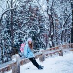 Kamila Rundusová Instagram - Dobré ráno❄️ Sedím u “gejtu” v Zurichu na letišti, z okna pozoruju, jak se rozednívá a loučím se s bílou zimou. Prožila jsem neskutečný tři měsíce. Teď se to zdá jako sen. Cestu do Asie jsem si vysnila. Chtěla jsem po tom, co jsme zakořenili na Kostarice, zase roztáhnout křídla a po letech se tam vrátit. Být sama, nasávat inspiraci, učit se - o sobě, jídle a asijských kulturách, který mi jsou tak blízký. Taky jsem si přála vidět po letech sníh. Prožila jsem to všechno. Radost i stesk. A ten zejména poslední dny. Za malou chvíli jsem ale u svého muže v náručí. Pomuchluju zvířátka, maminku, holky v kuchyni. Začíná zas úplně nová etuda a mě už svrběj ruce, jak moc se těším, až to spolu rozjedem v kuchyni, změníme meníčko a začneme tvořit. Jsem prostě fakt moc vděčná, že žiju tak pestrý život. A za všechny lidi kolem sebe i za vás. Že si kupujete naše knížky, chodíte k nám do restaurace, že mi dáváte možnost tohle všechno žít. DĚKUJU🤍 Děkuju bráchovi @arundus_ a @dorota_dostalova , že jste mi poslední dny byli velkou oporou a že vůbec jste. Bylo to s váma boží. Všechno. Za krásné fotky děkuji @pietra_fotografka ! Jsi skvělá:)