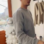 Kamila Rundusová Instagram - Byla jsem ve Vietnamu, když jsem koukala na předpověď počasí v Čechách a viděla v něm sněhové vločky. Sníh jsem viděla naposledy v Utahu před třema rokama a úplně jsem zapomněla na to, jaký to je být v zimě. Napadlo mě, že na sebe potřebuju něco hodně útulnýho, abych ten týden v Čechách dala v teple. A tak jsem si vzpomněla na Otakara a jeho @virulent.official , který nám před lety ve svých začátcích dával testovat jeho teplákovky. Ty nejměkoučtější na planetě. Rovnou z letiště jsem jela k němu do shopu Na Moráni, vybrala si dvě teplákovky a fakt z nich celý týden nevylezla. Miluju je! A miluju Otakara a jeho přístup ke slow-fashion a české supr trupr kvalitě. Na plný čáře doporučuju jako ten nejlepší obleček na zimu, ze kterýho prostě člověk nechce vylézt. Nejlepší dárek pro sebe i vaše blízké. @virulent.official IT IS. Více info o brandu božana @otakar.senkyr najdete na stránkách virulent.cz Děkuju🤍 Virulent