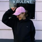 Kamila Rundusová Instagram - Byla jsem ve Vietnamu, když jsem koukala na předpověď počasí v Čechách a viděla v něm sněhové vločky. Sníh jsem viděla naposledy v Utahu před třema rokama a úplně jsem zapomněla na to, jaký to je být v zimě. Napadlo mě, že na sebe potřebuju něco hodně útulnýho, abych ten týden v Čechách dala v teple. A tak jsem si vzpomněla na Otakara a jeho @virulent.official , který nám před lety ve svých začátcích dával testovat jeho teplákovky. Ty nejměkoučtější na planetě. Rovnou z letiště jsem jela k němu do shopu Na Moráni, vybrala si dvě teplákovky a fakt z nich celý týden nevylezla. Miluju je! A miluju Otakara a jeho přístup ke slow-fashion a české supr trupr kvalitě. Na plný čáře doporučuju jako ten nejlepší obleček na zimu, ze kterýho prostě člověk nechce vylézt. Nejlepší dárek pro sebe i vaše blízké. @virulent.official IT IS. Více info o brandu božana @otakar.senkyr najdete na stránkách virulent.cz Děkuju🤍 Virulent