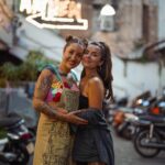Kamila Rundusová Instagram - A je to🧚🏼‍♀️ Náš týdenní výlet do Vietnamu je fuč. Bylo to boží, osvěžující a život budící. Bylo to jako sen ale stalo se to✨ Dovolily jsme si, aby se to stalo. Dovolovaly jsme si hodně - dělat věci jinak než jsme zvyklé, hodně odpočinku, hodně lásky a vzájemného pochopení, hodně společné chůze a jídla, hodně dlouhých konverzací o všem možném i nemožném💝 Vesmír se poskládal (nebo jsme ho poskládaly my?) tak, že jsme spolu prožily překrásný a tvořivý týden v Asii, jenom my dvě a Vietnam👧🏽👧🏽🌎 Každý člověk z našeho blízkého kruhu vnáší určitou esenci do našeho pole a já tu Kamilky mám moc ráda. Je něžná, tvůrčí, emotivní a opravdová. Taky hravá a dobrodružná, plující jako obláčky. Objevuje život a zkoumá, co všechno nabízí. Je to taková moje lištička🦊 Odpočinula jsem si tolik, kolik jsem jen potřebovala. Načerpala jsem spoustu nové energie a inspirace na moji další cestu. Děkuju za nekonečnou otevřenost a barevnost🌈 Děkuju za sdílení příběhu a přítomného okamžiku. Cítím velikou vděčnost🥲🙏🏻 Včera se naše cesty rozdělily a každá jsme zase na jiné straně planety. Vzhůru do nekonečna a ještě dál. Kamilka zrovna doletěla do Prahy. A já? Já už na Bali tvořím jak jen dovedu. Ze srdce a z lásky se vracím sama k sobě, ladím se na to, kdo jsem a kam vede moje cesta. A pořád hledám… i když možná už nehledám ale objevuju. Objevuju, že každý den můžu být jiná. Jakákoliv🦋 Jsem zvědavá a natěšená na to, co všechno má pro nás život nachystané. Jedno vím ale jistě, bude to krásný💝Očekávám překvapivé a jsem otevřená všem procesům změny. ajlavjů @chefkamu a za fotku děkujeme @le_passionfruit se kterou jsme měly náhodné rande in the middle of Ho Chi Minh 😘 Ho Chi Minh City, Vietnam