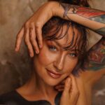 Kamila Rundusová Instagram - Jak krásná umí býti jemnost, proč dřív jsem ji tak neviděla? Cítila jsem v ní spíš slabost, a v tvrďačku se proměnila. Něha pro mě byla cizí, vůbec jsem ji neznala, ostrý lokte - síla ryzí, má drsná éra začala. Vodka, retka, punk i hádky, to bylo mým vyznáním. Šťastný konce byly jen pohádky, a já pro rodiče zklamáním. Nevím, proč jsem se tak chovala, nejspíš, že jinak jsem to neznala. Bála jsem se ztráty, opuštění, samoty, toho, že nikdo nebude mě potřebovat, ach, ty pocity temnoty…. Dnes si říkám, jak mohla jsem tak uvažovat? Tehdy odpověď jsem neznala, o životě věděla jsem houby, a nad vším jen dumala. Ráda jsem se neměla, a neznala své hodnoty, útěchu u mužů nacházela, a pak viděla v nich kokoty. Zase mě opustil, zas se to stalo! Klasicky si jen zašustil, přitom jako láska to vypadalo… Proč já se hned zamiluju? Proč já jim hned vařím, peru? Proč na lásku štěstí nemám? Otázky, které jsem si pokládala, a záviděla přitom jiným ženám… Přesto tajně jsem já věřila, že jednou se to všechno změní, různé scenérie vymýšlela, a čekala na znamení. Trvalo to dlouhá léta, už marný se to všechno zdálo, napadlo mě, že jsem snad prokletá, jenže…. pak se to odehrálo! Třesky, blesky⚡️ JÁ takhle žít nebudu! JÁ beru život za pačesy, JÁ přebírám kontrolu! Čekají mě teď procesy, JÁ dosáhnu vrcholu! Dlouhá léta utíkala, já na tlamu dostávala, propadala se a vstávala, přitom budoucnost si malovala. Až se jednou probudila, a vše v barvách uviděla… Vděčná jako andílek, přitom pořád čertíkem, barevná jak červánek, občas trochu básníkem. Sladká jako cukrářka, něžná jako pírko, jindy přísná kuchařka, hlavně, že v srdci světýlko… 🤍🤍🤍 Photos by one & only @adelabellini Make - up by @wasabimakeupfoto
