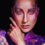 Kamila Rundusová Instagram - Perfekcionismus. Dal mi zabrat. A právě v kuchyni mě trklo, jakou práci jsem v roce 23 udělala. A že čím víc nechávám věci plynout a neposírám se z nich, o to lepší, úspěšnější a stabilnější jsem. To, co jsem nezvládala, mě baví. Přizpůsobování se náhlým změnám a situacím. Nedokonalost. Improvizace. Radost z procesu. Bez ohledu na to, jaký mám podmínky = tvořivost. Vždycky se dá všechno udělat líp. S takovým nastavením bych ale se sebou a s tím, co dělám, nemohla být nikdy úplně spokojená. Motala bych se v kruhu. A nikdy neměla dost. Ráno jsem si zapsala: “Posedlost dokonalým výsledkem plyne ze strachu. Strachu ze selhání. Strachu z toho, že zklamu sebe nebo druhý. Je to spíš jako mít fóbii z dělání chyb nebo z pocitu nedokonalosti či nedostatku. I když je důležitý nastavit si vysoký standardy a laťky, posedlost perfekcionismem mě dováděla k úzkostem, pochybám o sobě a nakonec vyhoření. A teď to je jinak….” Konec roku je až za pár dní. To já ale budu lítat v narvaný restauraci. Proto vám do Nového roku popřeju už teď. Zdraví na prvním místě. A na tom druhém, pohodu. Lásku k tomu, co máte rádi a co milujete dělat. Míň kňourání a stěžování si… a naopak víc vděku. Za život sám, za lidi kolem sebe, za příležitosti, možnosti… Let’s just take life easy. Pamatujme si, že to všechno, co nám teď připadá nesmírně důležitý a třeba nás to i stresuje nebo štve… tak za měsíc, za dva, za rok, po tom neštěkně ani pes. A zase budou jiný věci. A pokud si to nepřenastavíme teď, pořád se najde něco, co nás bude 💩 Tak let’s go! Jste skvělá komunita. Moc si vás vážím. Tak šťastnou nohou do 2024. (to zas bude jízda🎢) #AreYouReady? photo: @adelabellini make-up: @wasabimakeupfoto