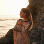 Kamila Rundusová Instagram - Přijde jen mě, že úplně všichni si teď něčím procházíme? Konec roku znamená přechod z něčeho starýho do novýho, a s tím se pojí chaos. I můj čas teď připomíná všechno, jen ne vánoční klid. Každý den je intenzivní, a já si pořád jen opakuju, že to koncem roku určitě skončí a novým rokem se všechno změní a zklidní. Ale zklidní? Koukám dopředu, je pro mě těžký být v přítomným okamžiku, nedokážu ho ani zdaleka prožívat tak jako před měsícem, kdy jsem byla jak na obláčku. Cítím se hektická. Nevím, co dřív. Lítám sem a tam a mám pocit, že nic nemá řád. Podvědomý stres se dere na povrch. Málo medituju, málo jsem v sobě. Ale to se přece přechodem do novýho roku změní. Pořád dokola stejná písnička… A jo, já vím moc dobře, že mám zpomalit. Ale teď zrovna prožívám tohle. Jsem víc ta kuchyň, než já sama. A to je v pořádku, prostě to tak je a já to přijímám, nebudu ale čekat na novej rok a udělám s tím něco hned. Už vím jaký to je, když to člověk nechá zajít daleko. Vnímám fyzický signály. Takže ponaučení z mýho dnešního blábolu? Nečekám na to, až se věci kolem mě jednou nějak samy změní (…”ono se to nějak..”), to já jsem tou změnou. A malý kroky k tomu můžu udělat hned. Třeba se teď tady zastavím u dělání hektolitru svařáku na zítřejší vybookovanou vánoční večeři v @___mycelium___ , nasadím si sluchátka, jdu si na deset minut sednout do ticha a přestanu předstírat, že tady zachraňuju lidský životy. “Kamilo, ty máš restauraci, ne kliniku, ty vole!” Protože pokud nejde o život, je to všechno pořád jenom zábava. Posílám vám objetí, lásku, všechno zvládejte a podporu hlavně vám všem, kteří jste si teď museli projít opravdovou tragédií. To všechno ostatní jsou pořád jenom úplný malichernosti. Od čvrtka tu hoří svíčka a já se jen modlím, ať tyhle lidský šílenosti pro jednou skončej. Miluju vás všechny do jednoho. PŘEJI VÁM POKLIDNÉ SVÁTKY🤍🎄 K. 👉 Za fotky děkuju mojí milované Adélce @adelabellini , která si do konce roku přeje mít 10tis. sledujících. Zaslouží si to. Tak jí to dopřejme. Děkuju!