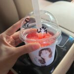 Kang Na-ru Instagram – 인생 첫 커피차!💫
@bigpicture_ent 감사합니다🥹🤍
더 열심히 하는 나루 될게요~~🫶
우리 #내가사랑한물고기 팀 화이팅❣️