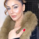 Kangna Sharma Instagram - @kangnasharma16 . . #reel #trending #kanganasharma #instagram #instareel #celebrity #makeupartist #makeupideas #lookbook #ootd #glamup