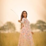 Kanmani Manoharan Instagram – #kanmanimanoharan✨ 

Customised outfit @gograb.in 
Styling @keziah_costume_stylist 
Beautiful shots @dhanush__photography 

#kanmanimanoharan✨ #shoot #photoshoot #modelshoot #sunset #vibe #positivevibes #beautifulshots #outfit #fashion