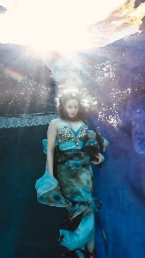 Kari Byron Instagram - Behind the scenes underwater shoot 

📸 @lechatnoirphotography