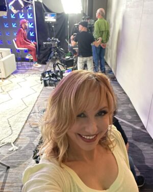 Kari Byron Instagram - #behindthescenes at @sxswedu studio. @chrisemdin is magic with his energy.

#STEM #STEAM #author #ratchademic
 #hiphopscience