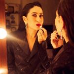 Karisma Kapoor Instagram – Tonight 🖤💫

#atthemovies