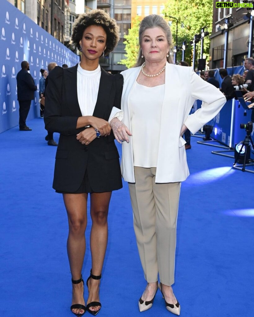 Kate Mulgrew Instagram - Starfleet captains, represent! Blue carpet in London for @paramountplus @startrekonpplus @startrek 💙🚀🖖🏻