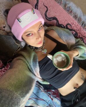 Kate Vitamin Instagram - Feet the size of a small coffee table