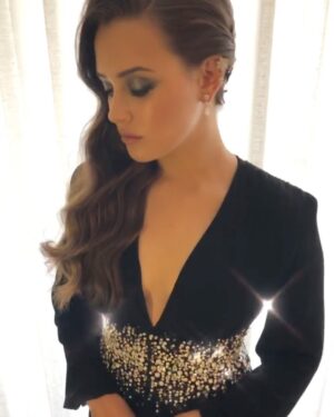 Katherine Langford Instagram - Golden Globes 2018 Thankyou @prada for making this beyond beautiful custom gown, and to @chopard for the fierce jewels✨✨ Mass love to @mollyddickson @cwoodhair @stephensollitto @stephstonenails 💖
#goldenglobes #whywewearblack #timesup