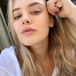 Katherine Langford Instagram - LIGHT AS AIR ☁️ excited for my first project with @lorealparis to come to life ✨ Air volume mega mascara (clock the single coat) available in limited quantities online before hitting stores #airvolume #barevsair #lorealparis