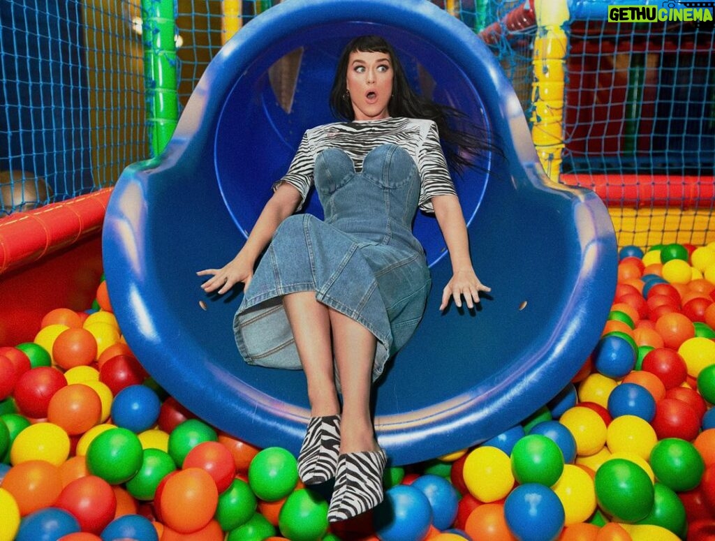 Katy Perry Instagram - Let’s slide into fall! 🤹‍♀️🦓 @katyperrycollections