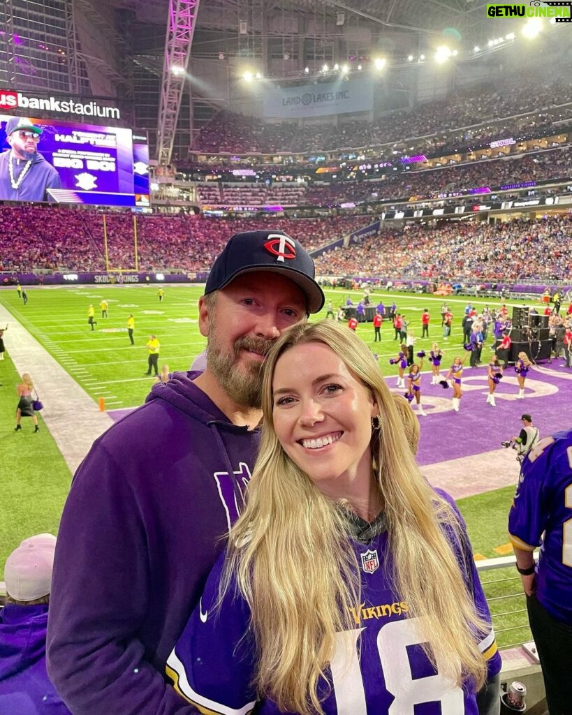 Kelsey Cook Instagram - Unbelievable tickets and field access for the Vikings game! 🏈 Thanks @cyamundson for the hookup. We’ll take you to Olive Garden for your birthday and then we’ll be even.