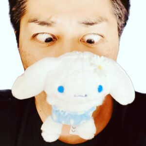 Ken Yasuda Instagram - このたび、シナモロールと私でお料理番組をスタートさせていただくことになりました。
『シナモンと #安田顕 の ゆるドキ⭐️数分クッキング』
10月7日の土曜の朝よりスタートです。
#TBS 
#シナモン 
#シナモロール 
#睨みシナモン
