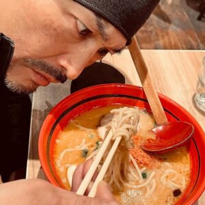 Ken Yasuda Instagram - #PICU #9話 
今夜、よる9時から
#ドラマ #フジテレビ 
ロケ後、新千歳空港にて。
#睨み飯 久々。
